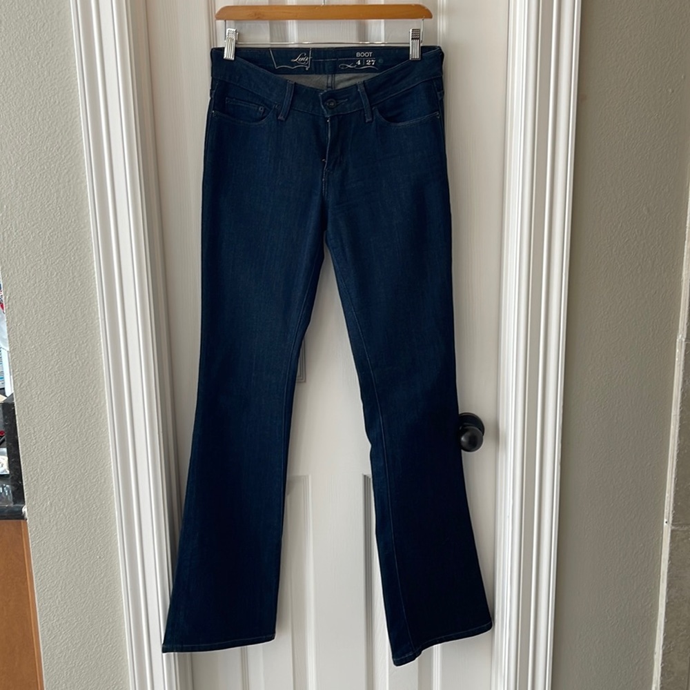 Levi’s mid rise boot, cut jeans, and like new condition